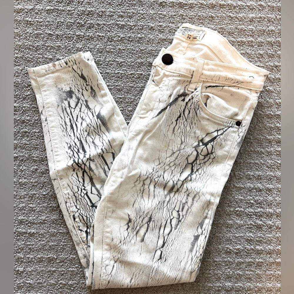 CURRENT/ELLIOT white jeans with black/grey splatter paint effect